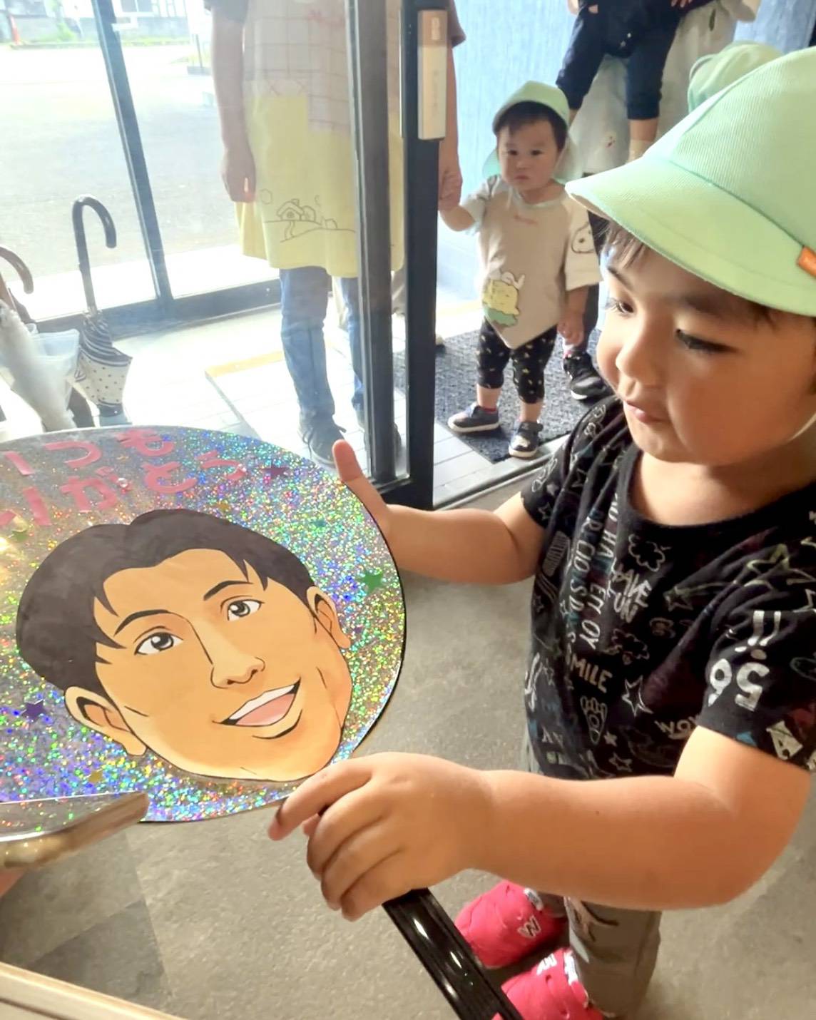 社長へ誕生日祝いの手作りうちわを届ける子ども