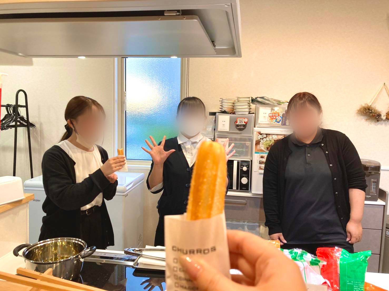 秋のマイホームフェアでチュロスを紹介するSORAieスタッフ