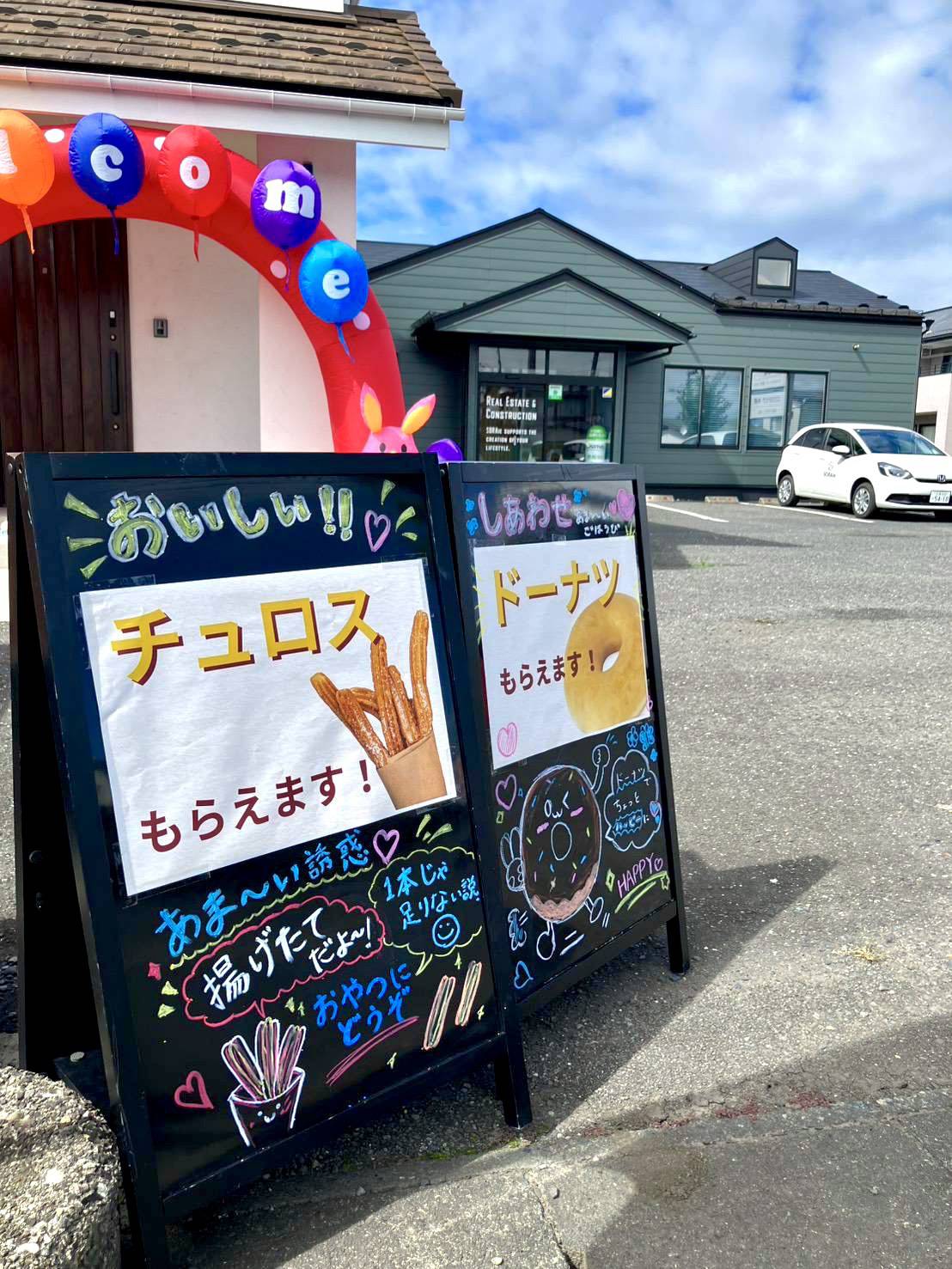 マイホームフェア開催中の会場に設置したチュロスとドーナツの案内