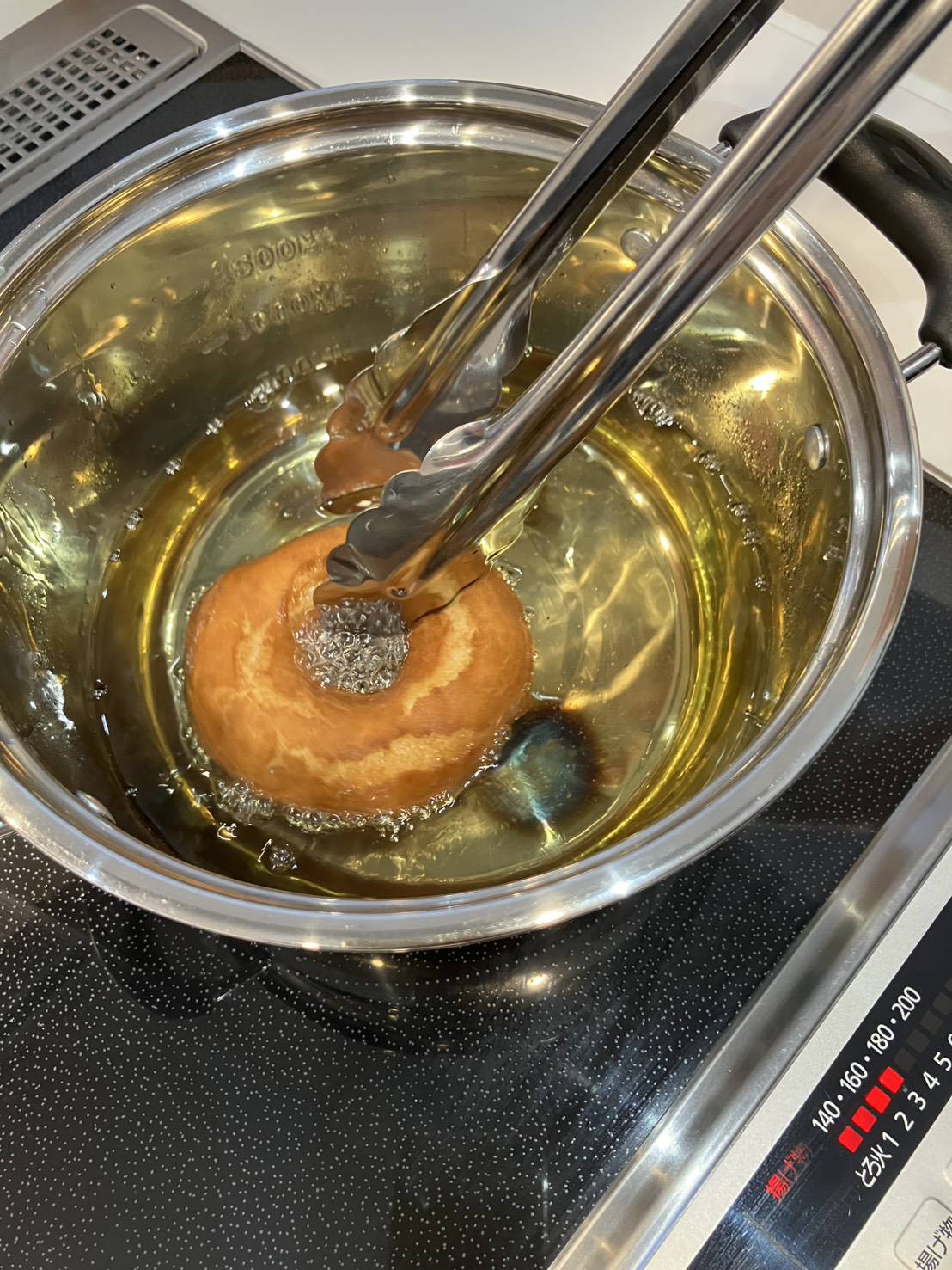 揚げたてのミルク味ドーナツとシュガー味チュロス