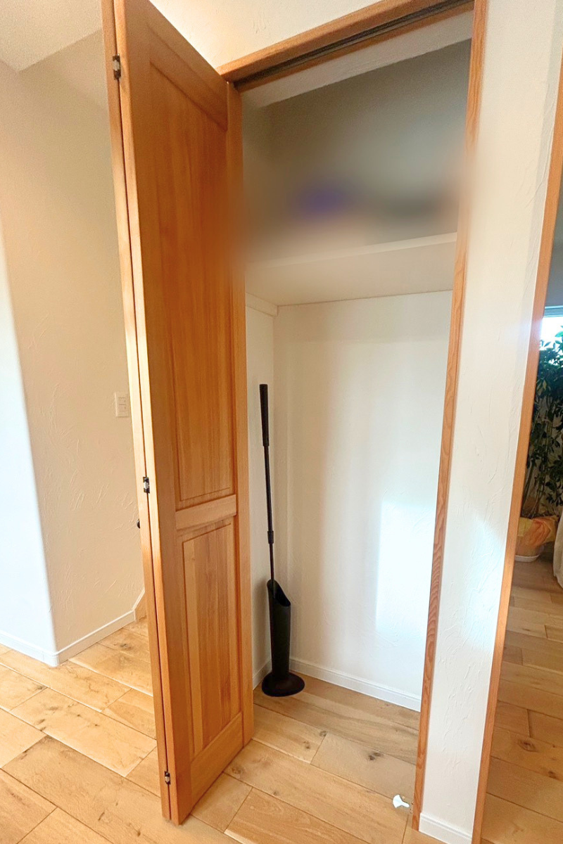 掃除用具など背の高い物をしまえる扉付き収納