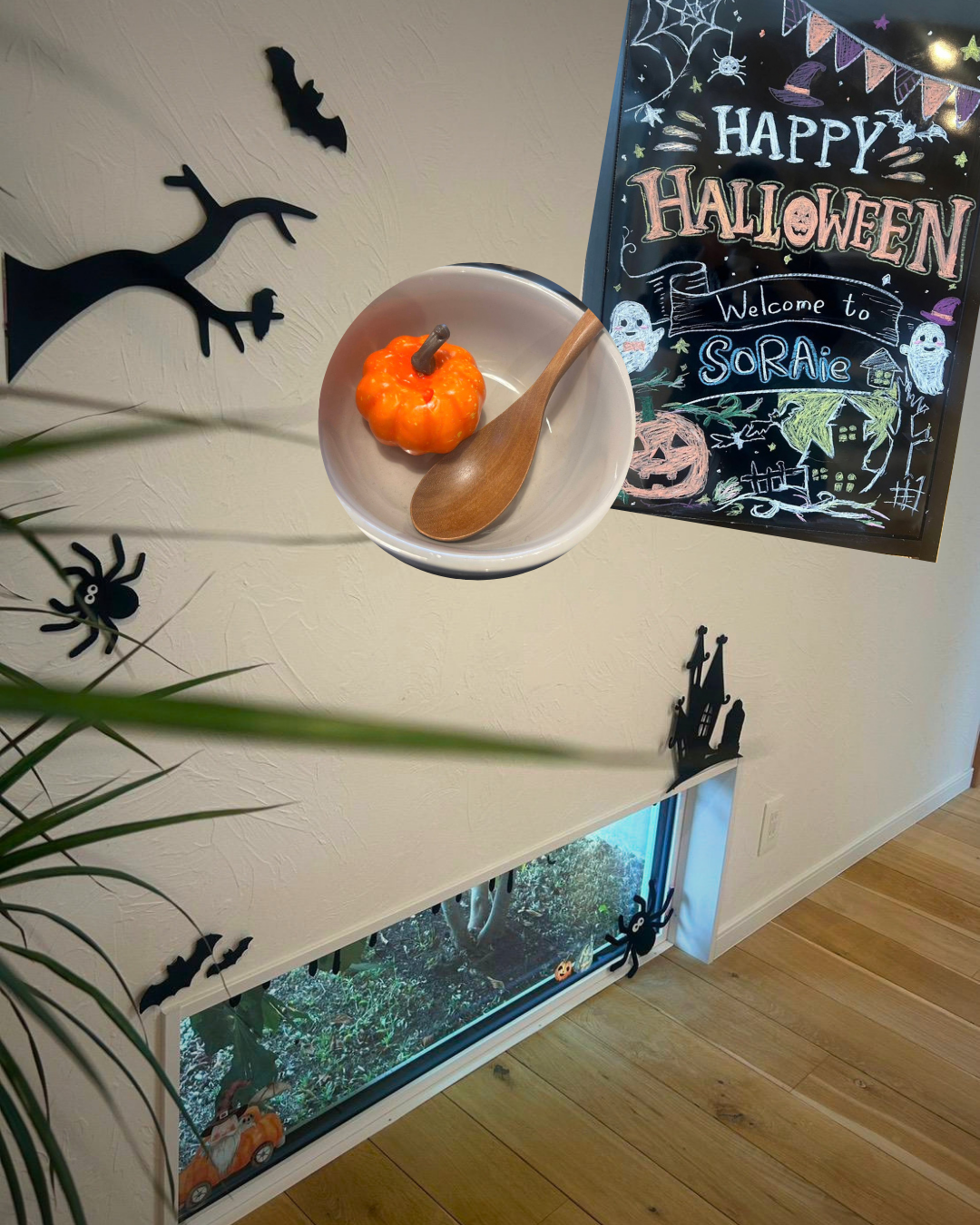 コウモリやクモの飾り、かぼちゃとハロウィン仕様のウェルカムボード