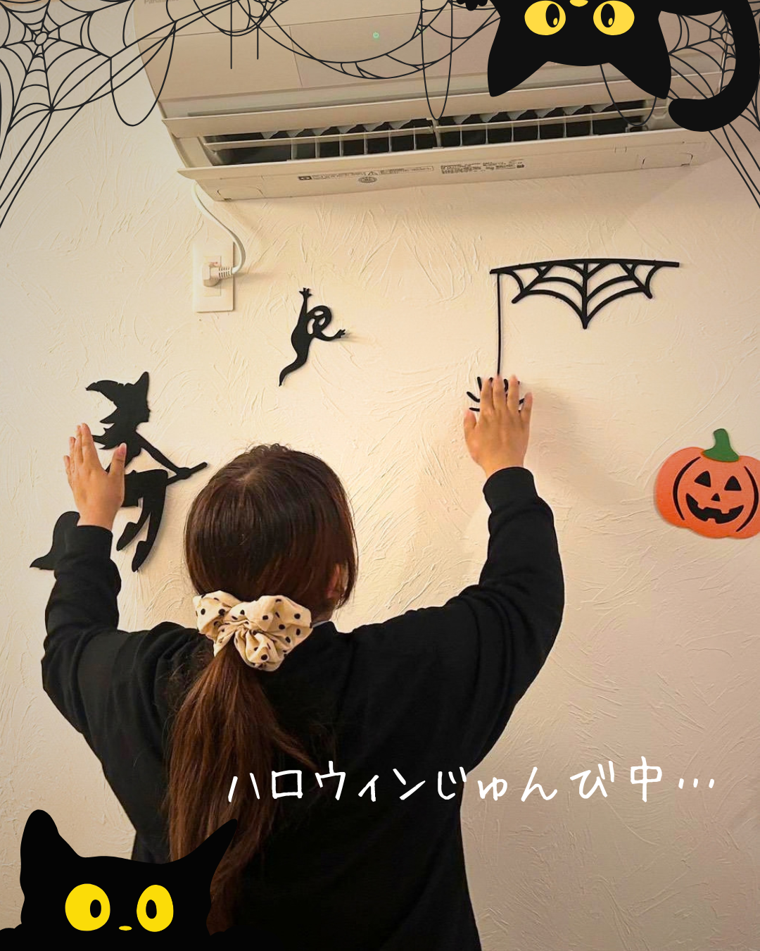 SORAieモデルハウスの壁にハロウィンの飾りを取りつけている様子