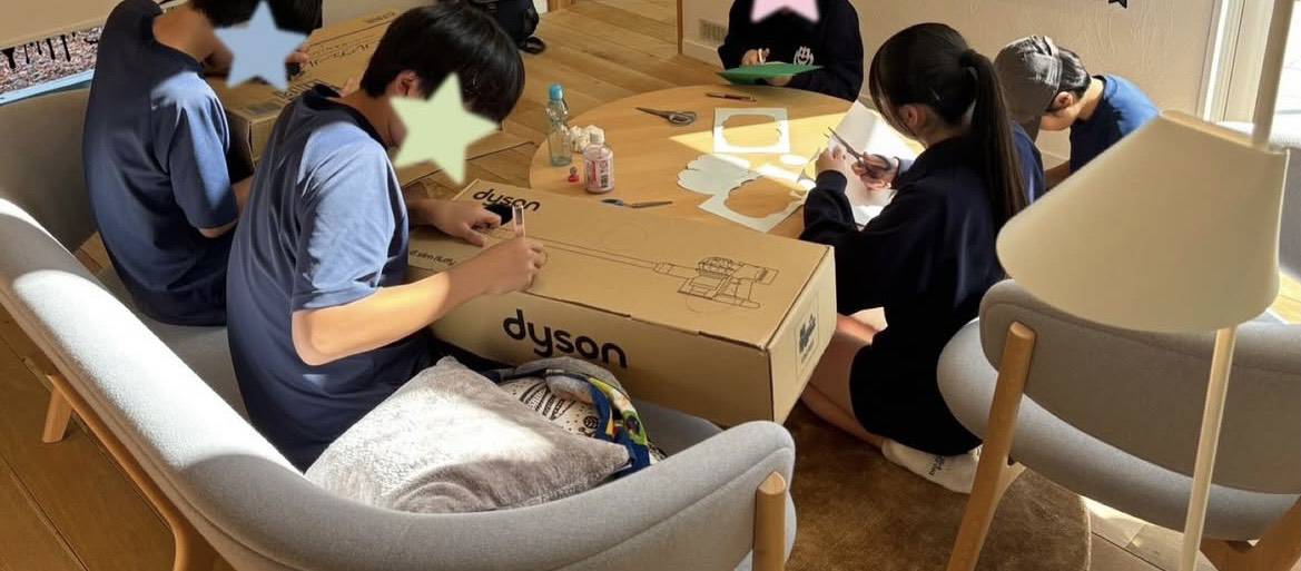 中学生の職場体験で段ボールを使った制作に取り組む様子