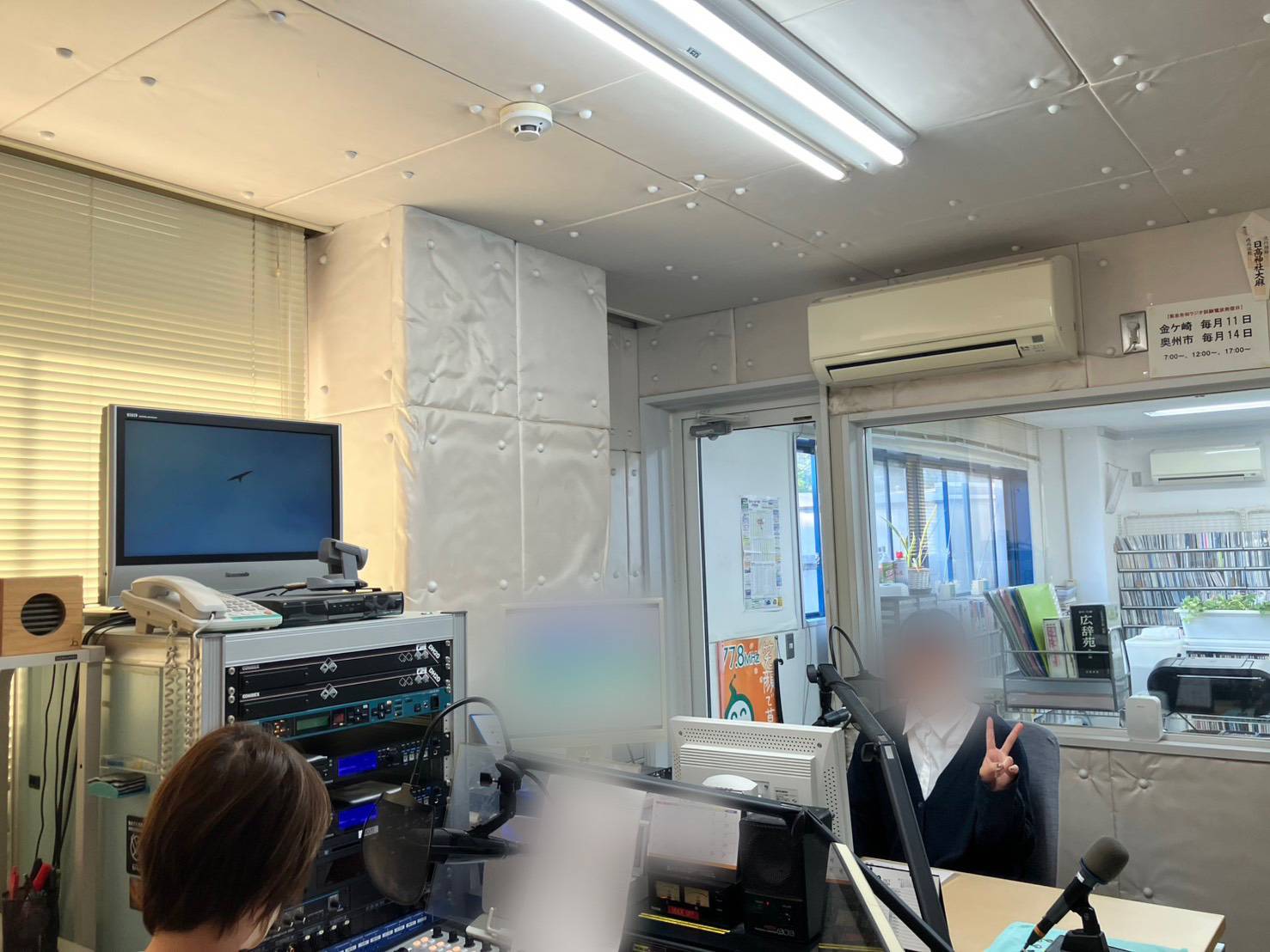 音声機材が並ぶ奥州エフエムのスタジオとSORAieの新入社員
