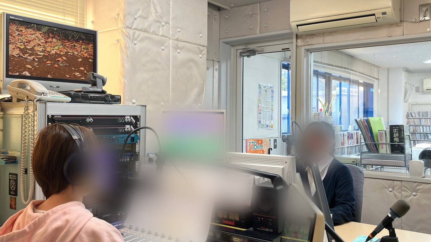 奥州エフエムのスタジオでマイクの前に座るSORAieの新入社員